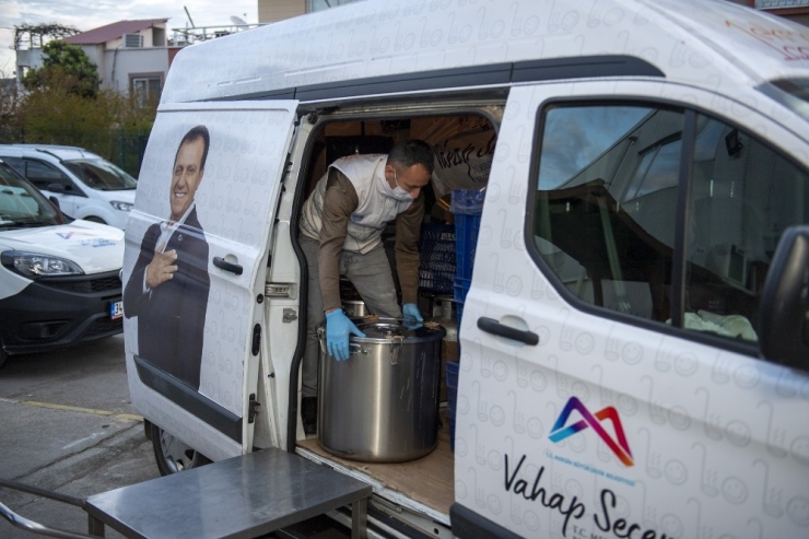 Mersin’deki Belediye Aşhanesinde Günlük 6 Bin Kişilik Yemek Üretiliyor