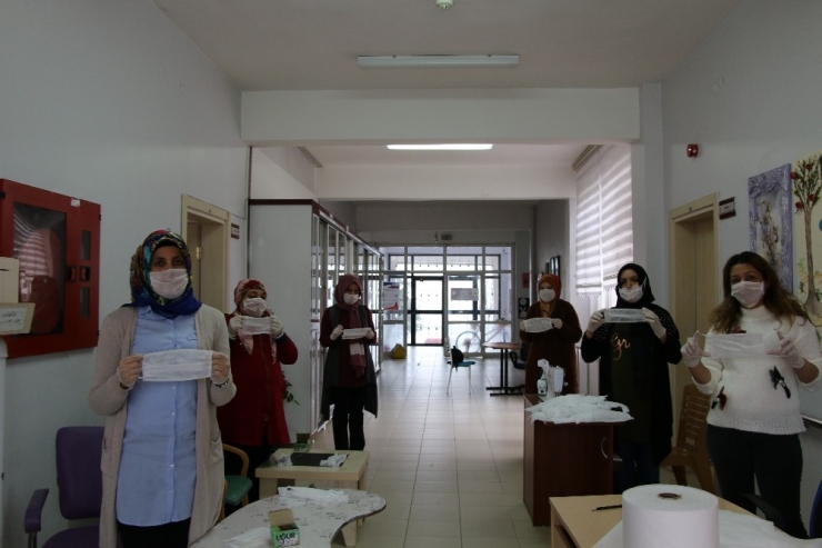Özel Bireyler Sağlıkçılar İçin Maske Üretimine Başladı