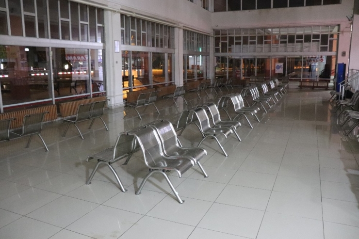 Karaman’da Tren Garı Ve Otobüs Terminali Sessizliğe Büründü