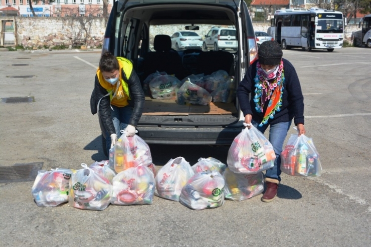 Koronavirüs Sebebiyle Evinden Dışarı Çıkmayan Ailelere “Şefkatli Eller” Desteği