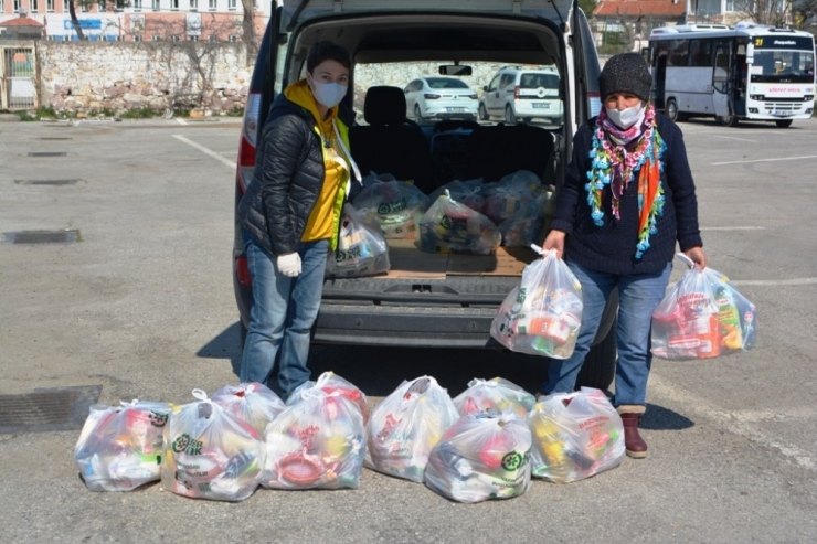 Koronavirüs Sebebiyle Evinden Dışarı Çıkmayan Ailelere “Şefkatli Eller” Desteği