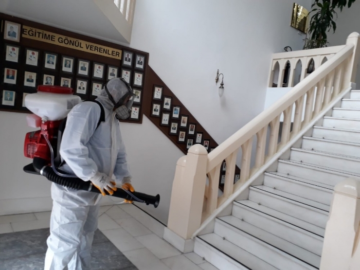 Manisa Valiliği Ve Cumhuriyet Meydanı Dezenfekte Edildi