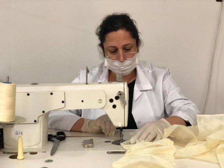 Kızıltepeli Gönüllü Kadınlar Sağlık Çalışanları İçin Maske Üretiyor