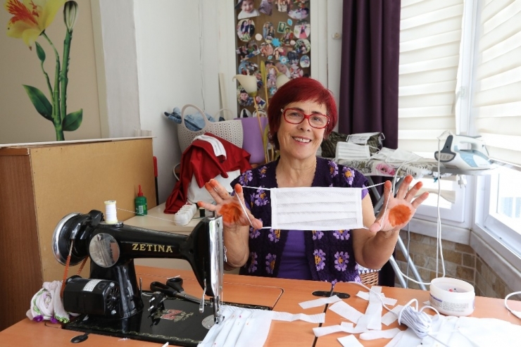 Mezitli’de Kadınlar Evlerinde Maske Üretiyor