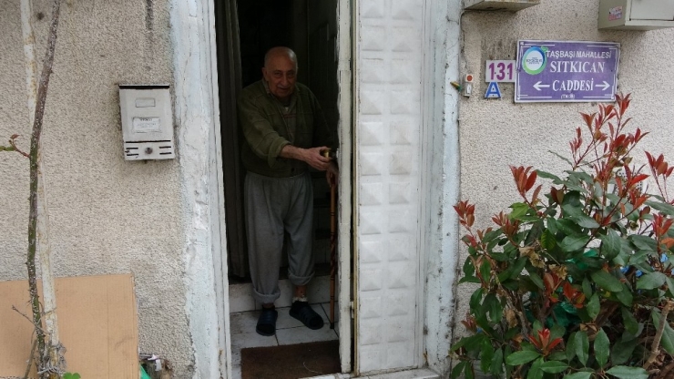 Gönüllere Taht Kuran 77 Yaşındaki Burhan Amca: “Yaşlılar Evde Kalsın, Herkesin İhtiyacı Karşılanıyor”