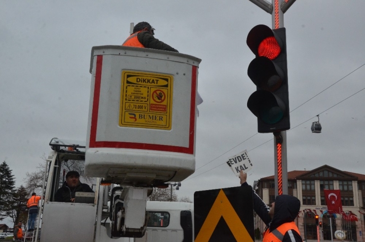 Ordu’da Trafik Lambalarında ‘Evde Kal’ Uyarısı