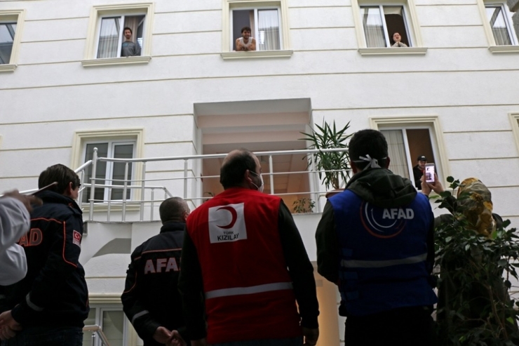 Sakarya’da Yurtta Karantina Altında Olan Öğrencilerden Ve Vatandaşlardan Moral Alkışı