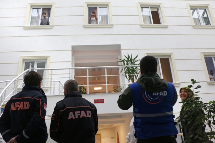 Sakarya’da Yurtta Karantina Altında Olan Öğrencilerden Ve Vatandaşlardan Moral Alkışı