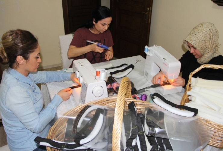 Hastanede Şırınga Tutan Eller Nöbet Sonrası Koruyucu Siperlik Dikiyor