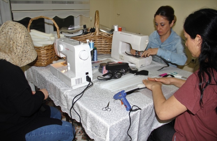 Hastanede Şırınga Tutan Eller Nöbet Sonrası Koruyucu Siperlik Dikiyor