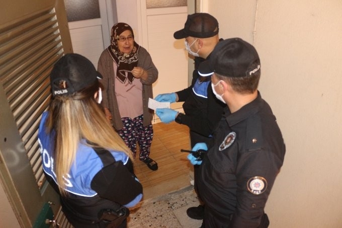 Adana Polisi Hem Uyarıyor Hem Yardım Ediyor