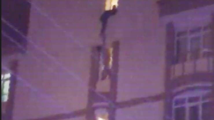 Polis Memuru, Canını Kurtardığı Genç Tarafından Bıçaklandı