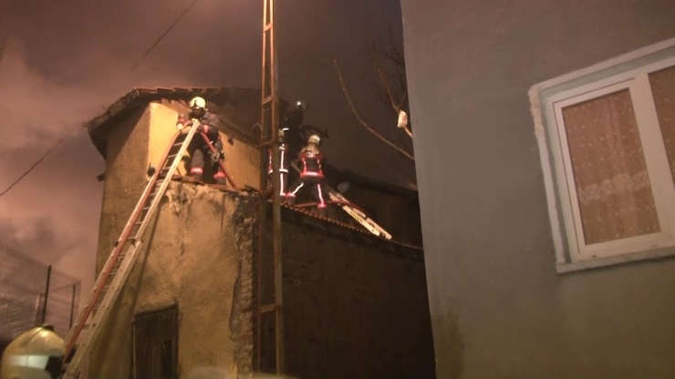 Başkent’te 2 Konak Yandı