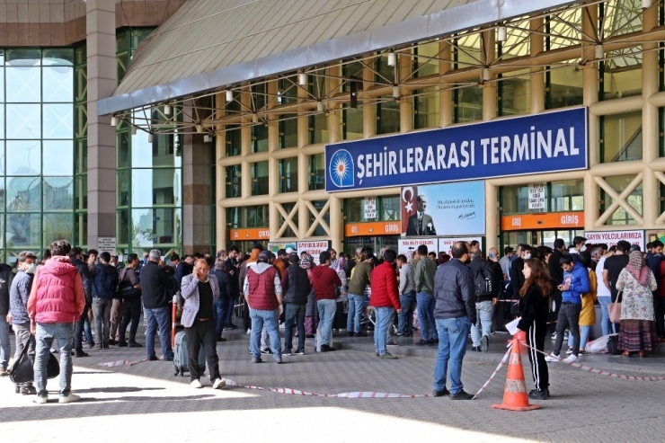 Antalya Otogarı İzin Komisyonu Önünde Aşırı Yoğunluk