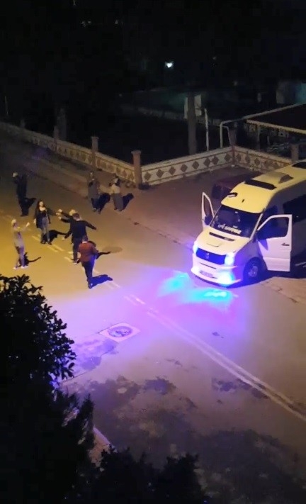 Sokak Ortasında ‘Erik Dalı’ Oynayarak Sağlık Çalışanlarına ‘Destek’ Verdiler, Sosyal Mesafeyi Unuttular