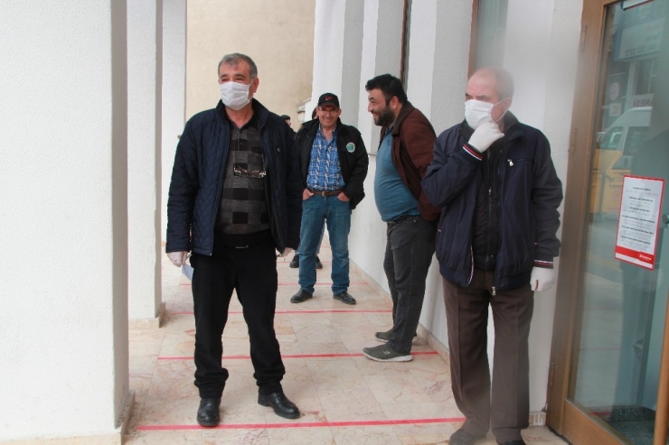 Banka Önlerinde 1 Metre Kuralı