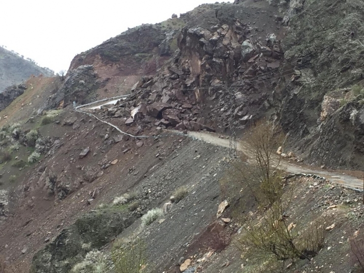 Sason’da Heyelan, 25 Köy Yolu Ulaşıma Kapandı