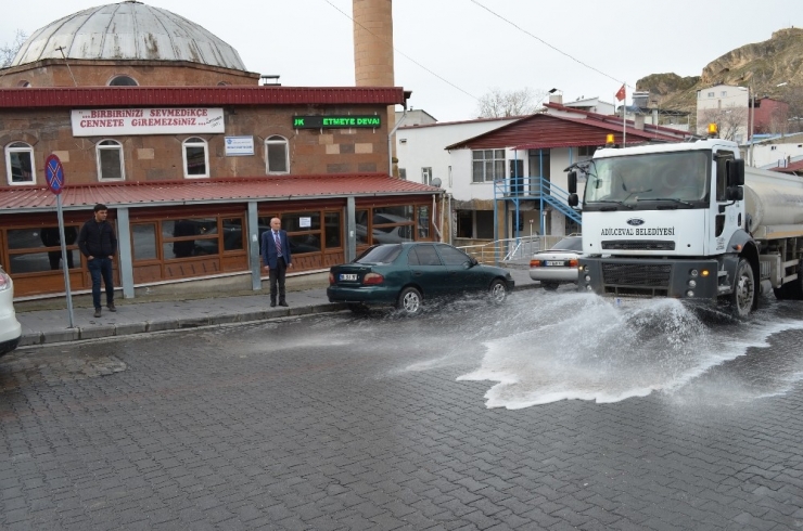 Adilcevaz’da Cadde Ve Sokaklar İlaçlı Suyla Yıkandı
