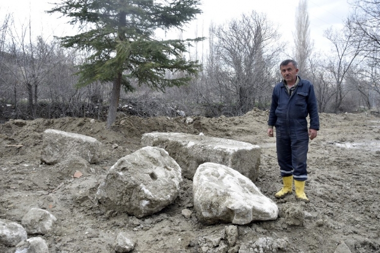 Tarlasını Sürerken Tarihi Eser Buldu