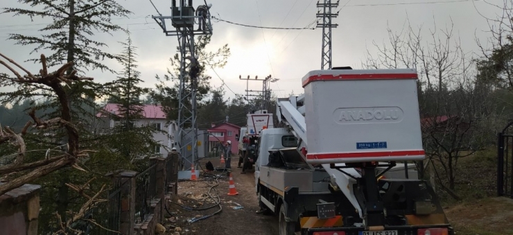 Hırsızlar İlçeyi Elektriksiz Bıraktı