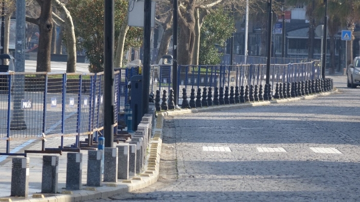 Çanakkale’de Sahil Boyu Bariyerlerle Kapatıldı