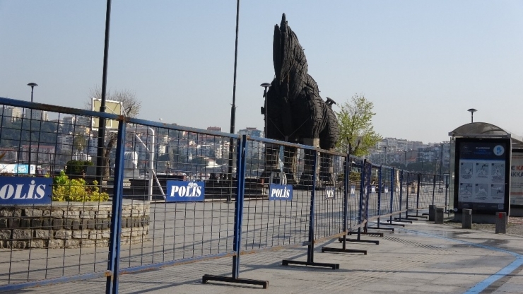 Çanakkale’de Sahil Boyu Bariyerlerle Kapatıldı