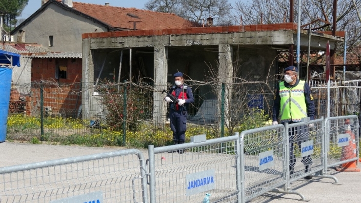 Karantinada Olan Köye İlaç Ve Erzaklar Dışarıdan Getiriliyor