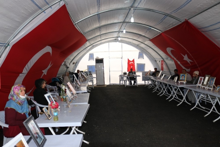 Hdp Önündeki Ailelerin Evlat Nöbeti 210’uncu Gününde