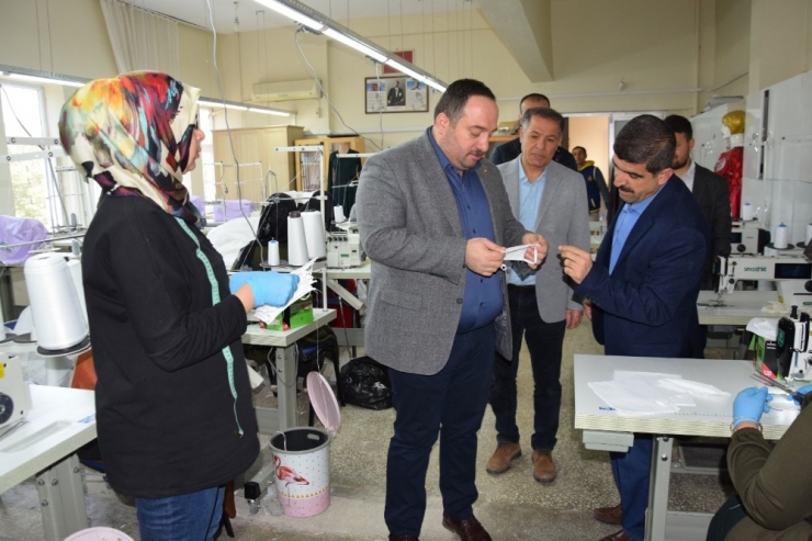 Ekinci Maske Üretim Atölyesini Ziyaret Etti