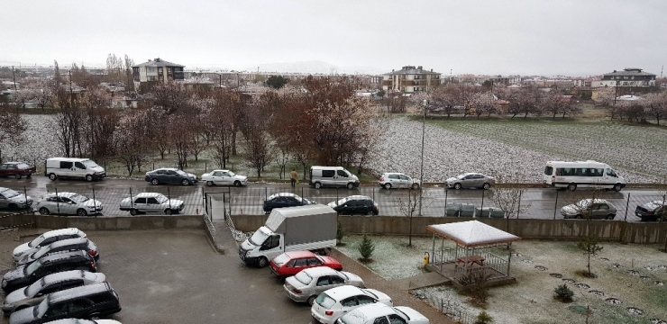 Erzincan Güne Kar Yağışıyla Uyandı