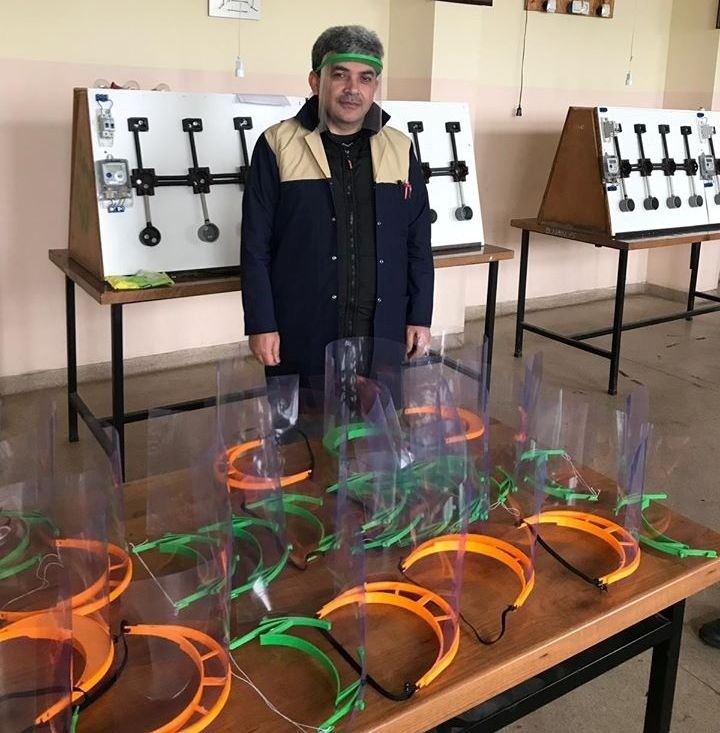 Fedakâr Öğretmen 3 Boyutlu Yazıcı İle Koruyucu Maske Üretiyor