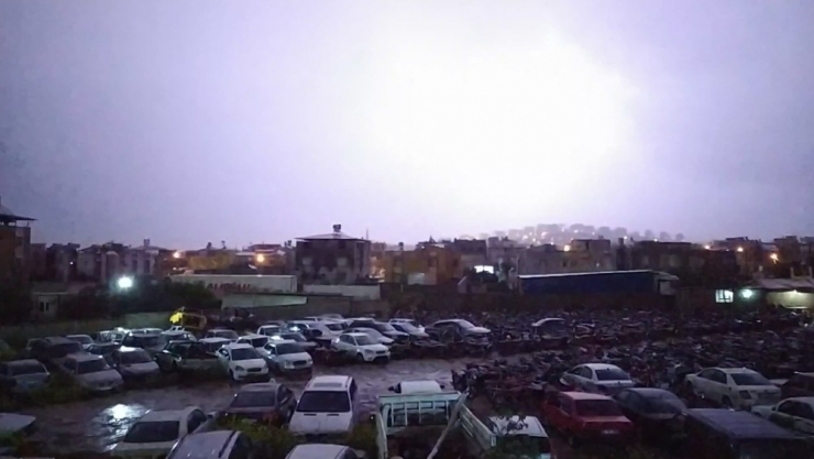 Hatay’da Çakan Şimşek Geceyi Gündüze Çevirdi