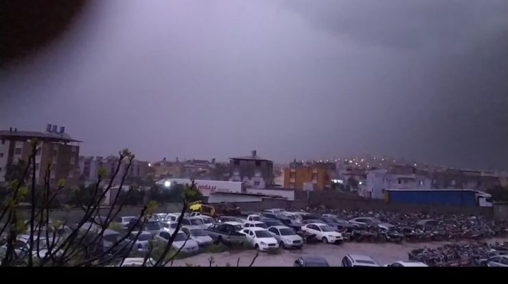 Hatay’da Çakan Şimşek Geceyi Gündüze Çevirdi