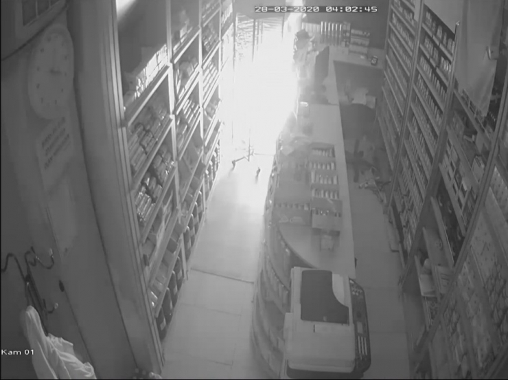 Etek Giyip Tekel Bayisini Kundakladı