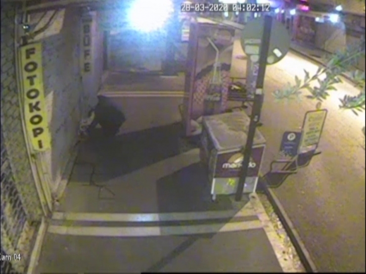 Etek Giyip Tekel Bayisini Kundakladı