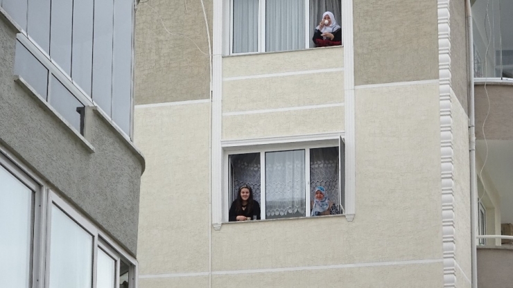 Evden Çıkamayan Komşular Camdan Cama Gün Yaptı