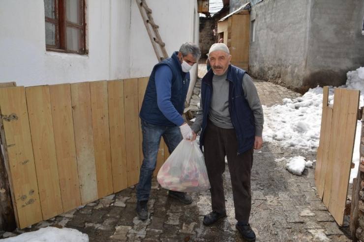 Sarıkamış Kaymakamlığı 65 Yaş Üstü Ve Kronik Hastası Vatandaşlara Gıda Kolisi
