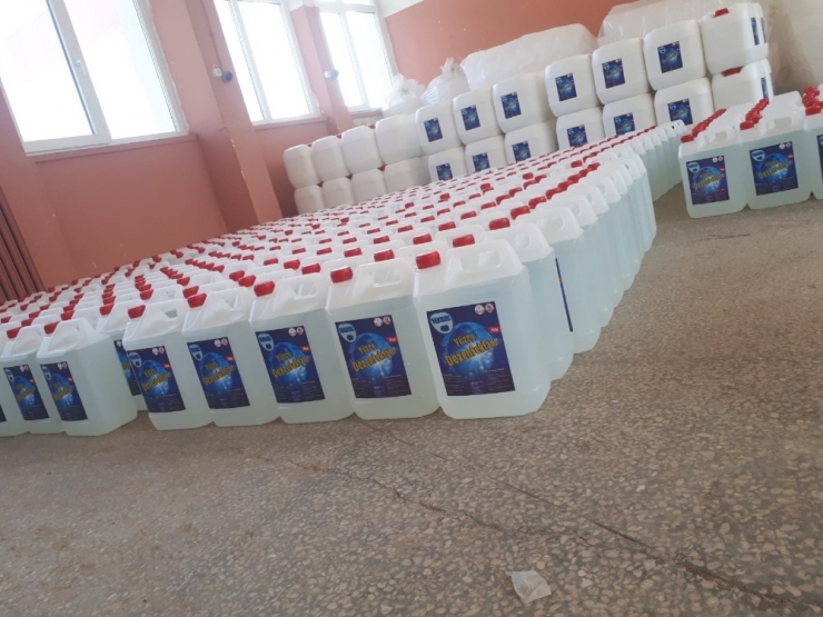 Kırşehir, Mesleki Ve Teknik Anadolu Lisesinde Covid-19’a Karşı Dezenfektan Üretimi Yapılıyor