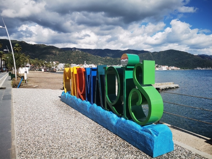 Sahiller Güvercin Ve Martılara Kaldı