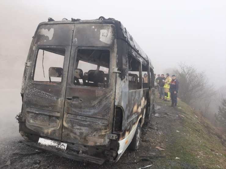 Seyir Halindeyken Yanan Minibüs Küle Döndü
