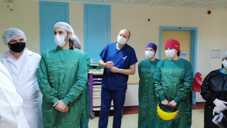 Tarihçi İlber Ortaylı, Korona Virüsle Mücadele Eden Sağlık Çalışanlarıyla Konuştu