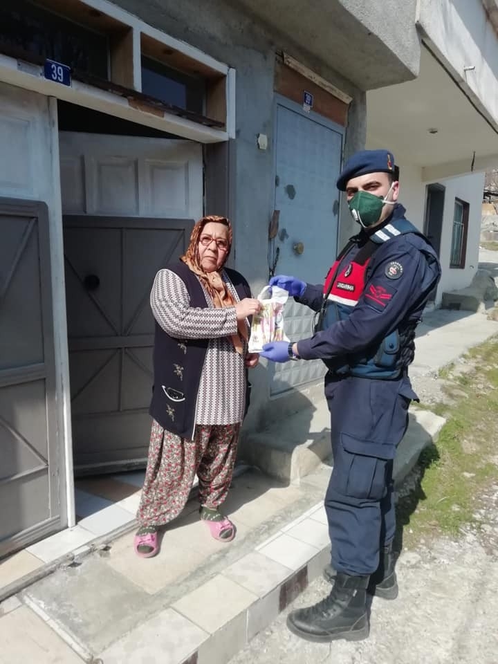Tosya’da Güvenlik Güçlerinden Vatandaşa Evde Hizmet
