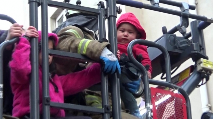 Apartmanın Bodrumunda Yangın Çıktı, 3 Çocuklu Aile Evde Mahsur Kaldı