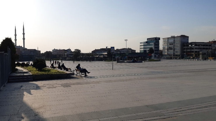 İstanbul Adliyesi Önündeki Banklar Boş Kalmadı