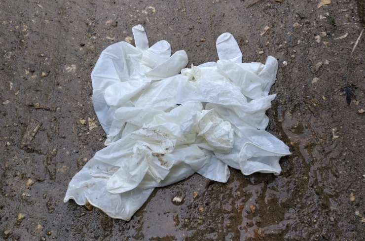 Yerlere Atılan Tek Kullanımlık Maske Ve Eldivenler Tehlike Saçıyor