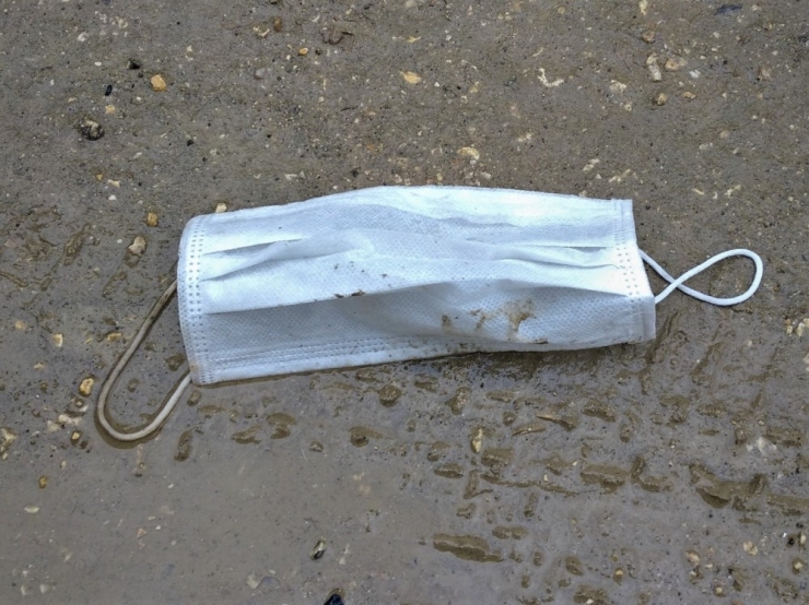 Yerlere Atılan Tek Kullanımlık Maske Ve Eldivenler Tehlike Saçıyor