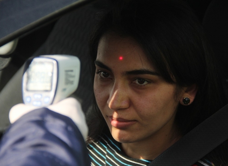 Adana’ya Gelen Herkesin Ateşi Ölçüldü, Evlerine Gönderildi