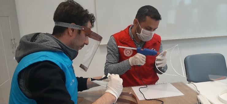 Gençler Sağlık Çalışanları İçin Yüz Kalkanı Üretiyor