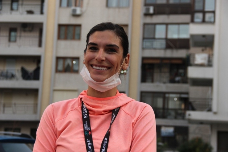 İzmir’de Evden Çıkamayan Vatandaşlar Müzik Eşliğinde Balkonda Dans Etti