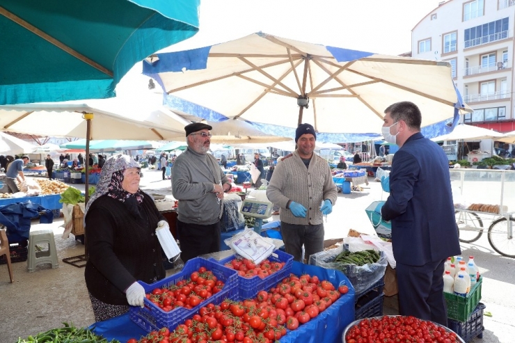 Burdur Belediyesi Salı Pazarında Ücretsiz 10 Bin Adet Maske Dağıttı